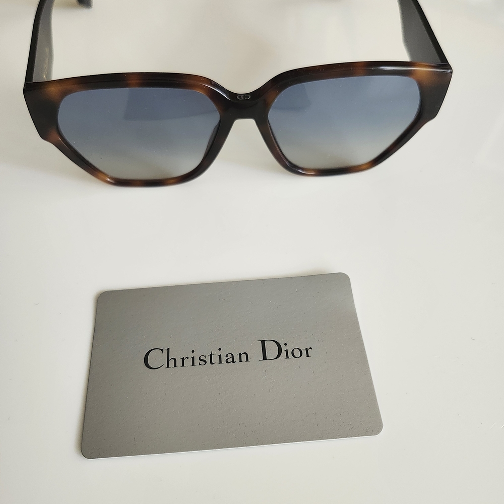 Dior Tortoise Shell Sunglasses 🌞🌞👓